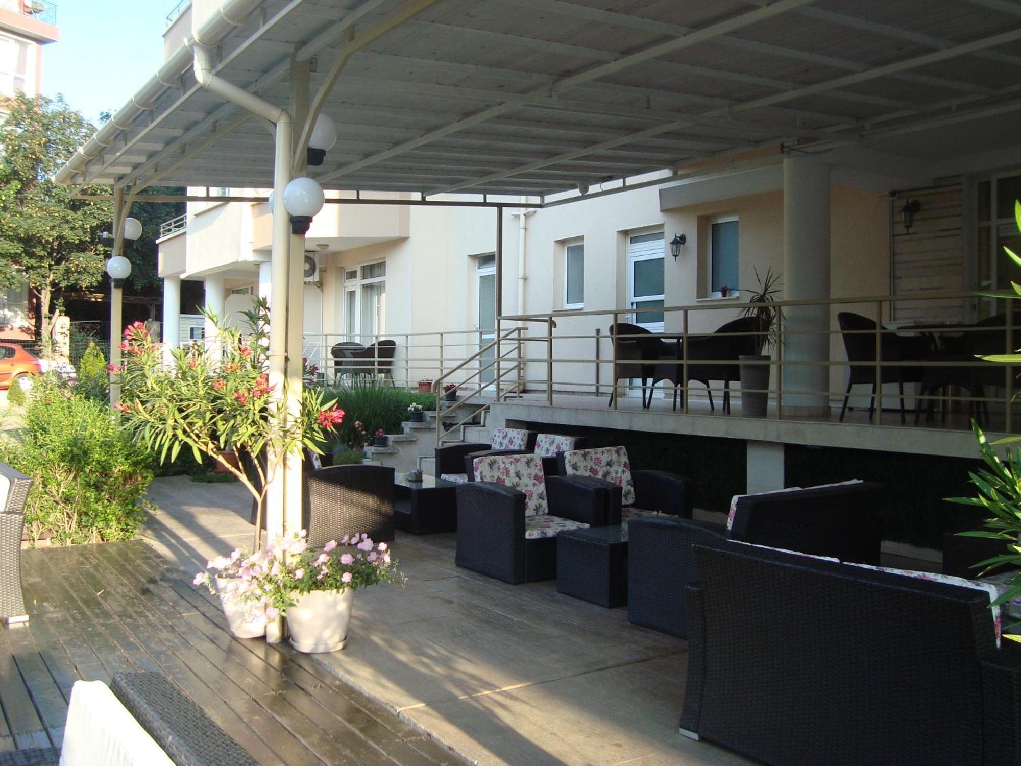 Hotel Astra Равда Экстерьер фото