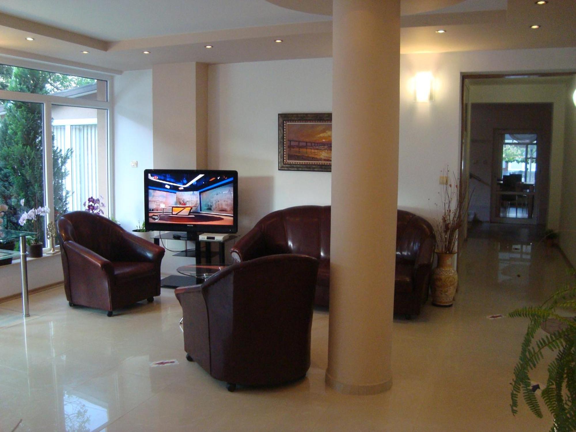 Hotel Astra Равда Экстерьер фото