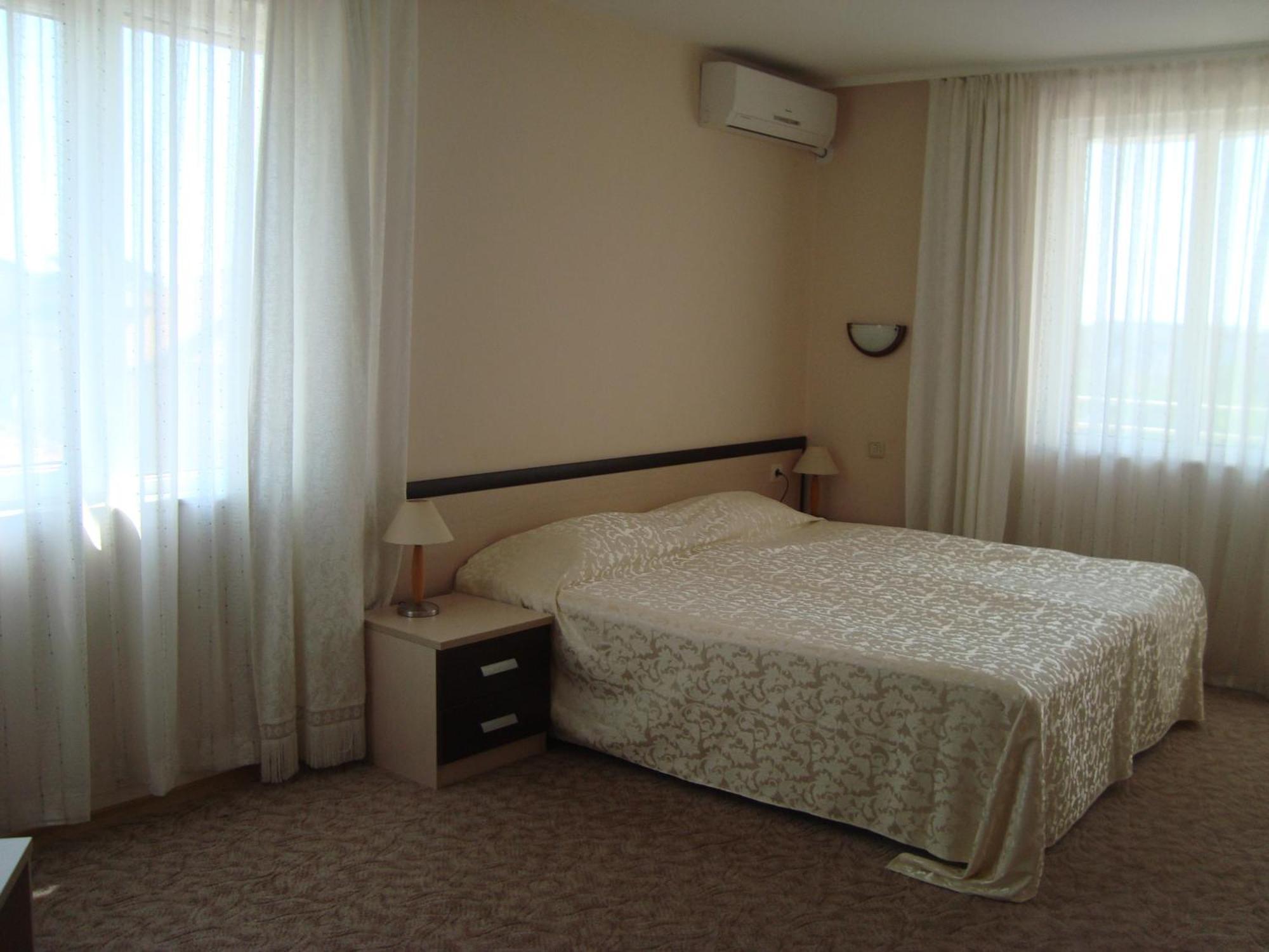 Hotel Astra Равда Экстерьер фото