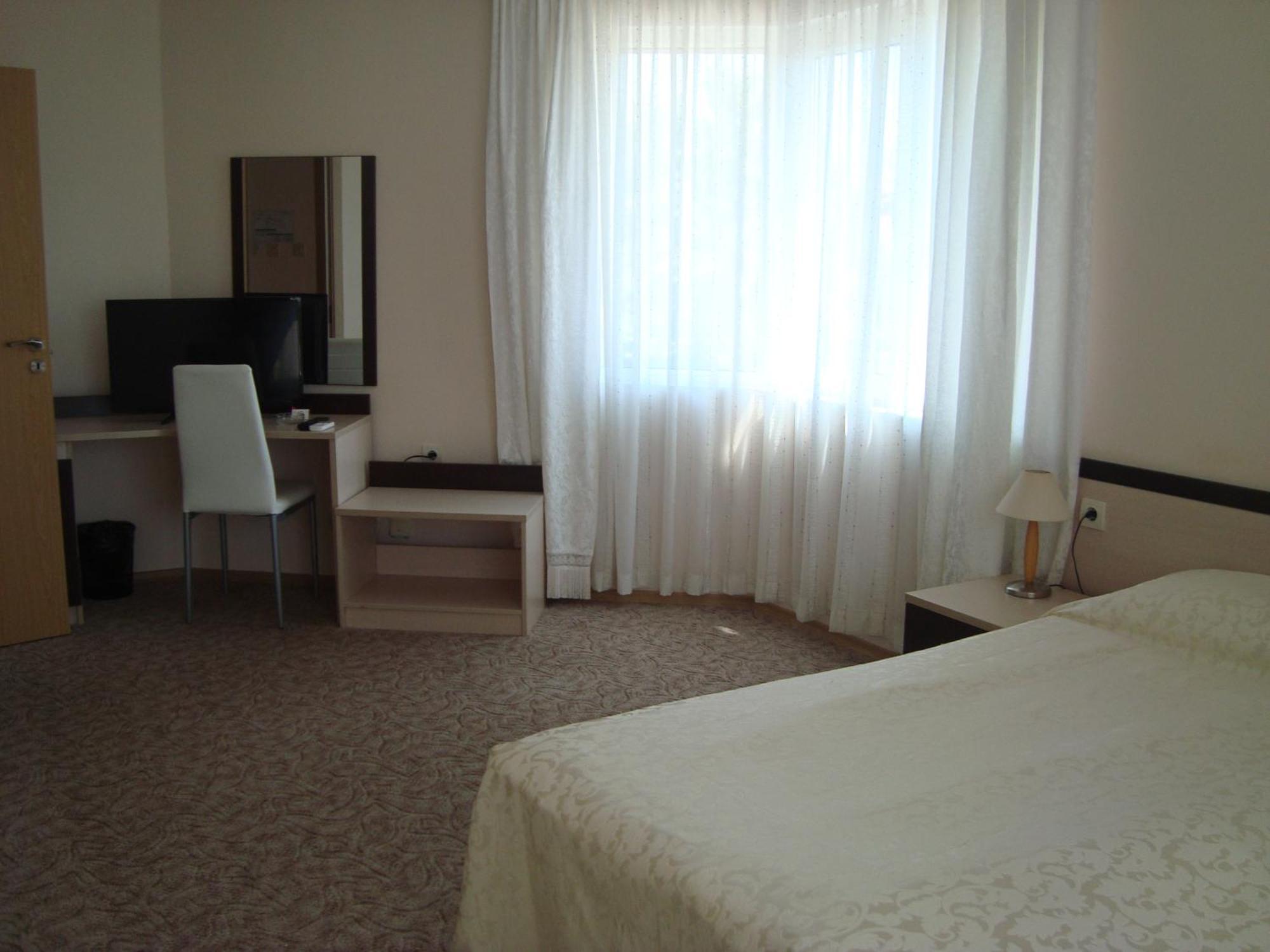 Hotel Astra Равда Экстерьер фото
