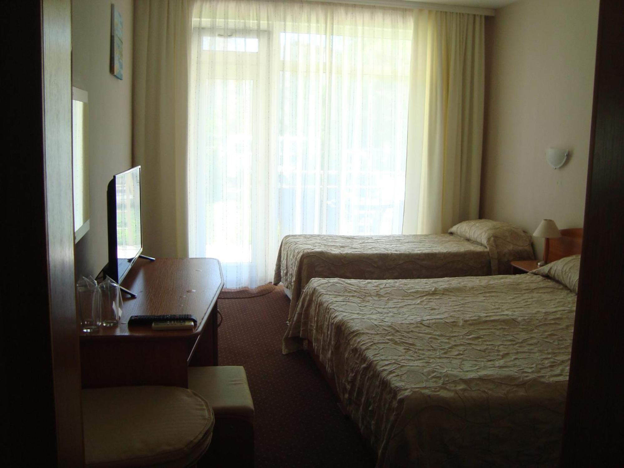 Hotel Astra Равда Экстерьер фото