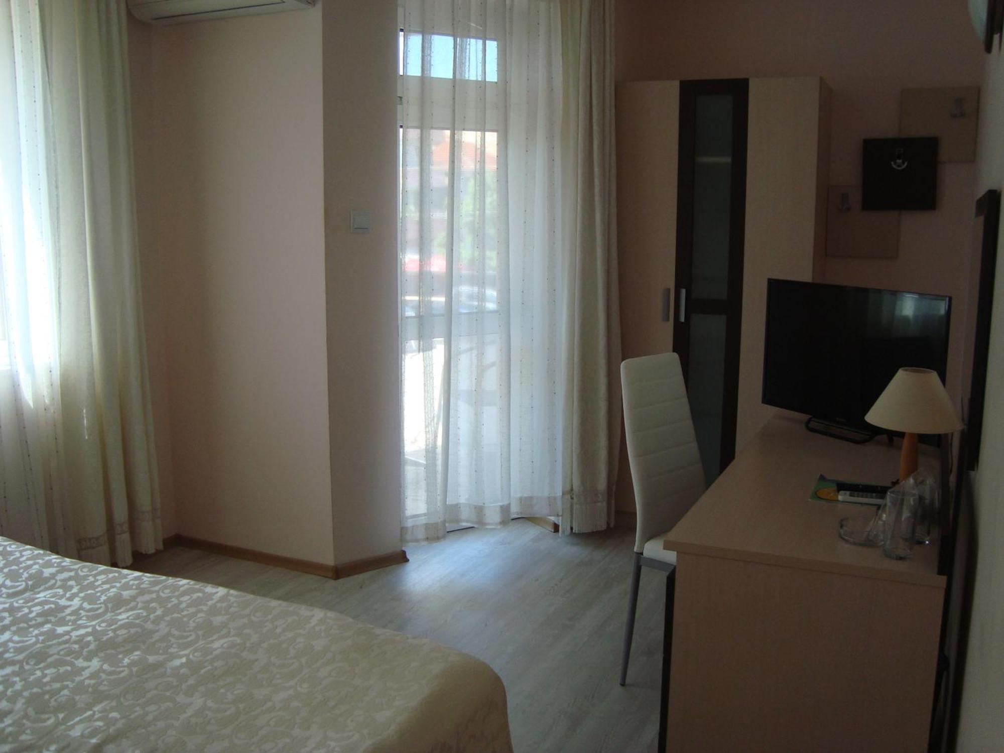 Hotel Astra Равда Экстерьер фото