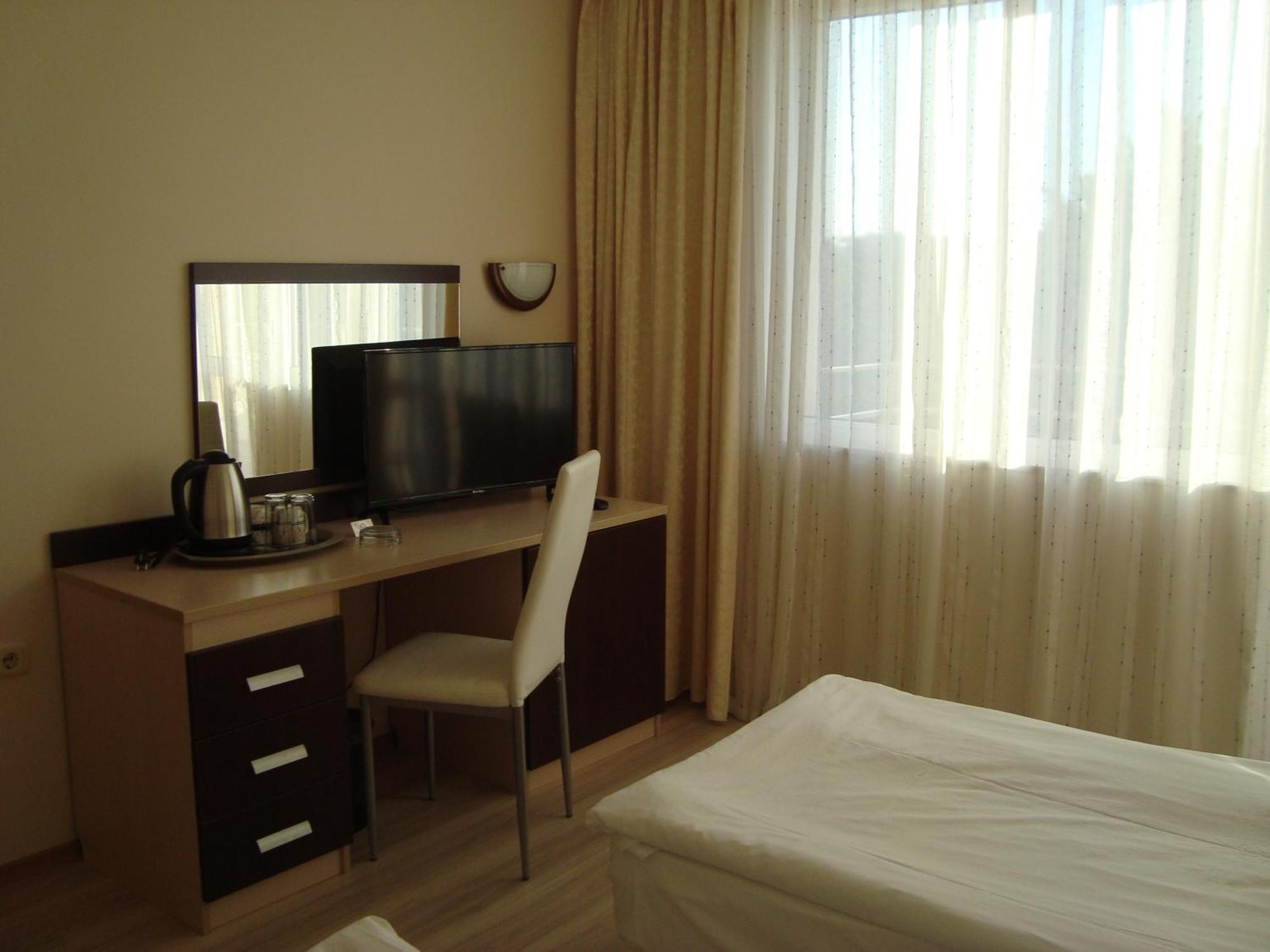 Hotel Astra Равда Экстерьер фото