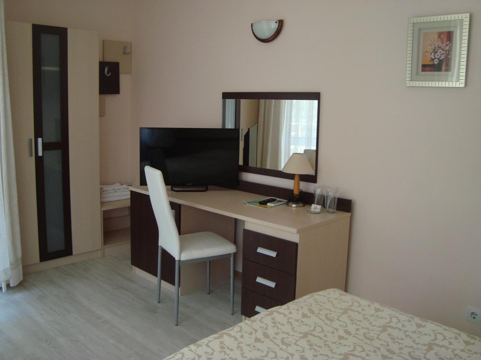 Hotel Astra Равда Экстерьер фото