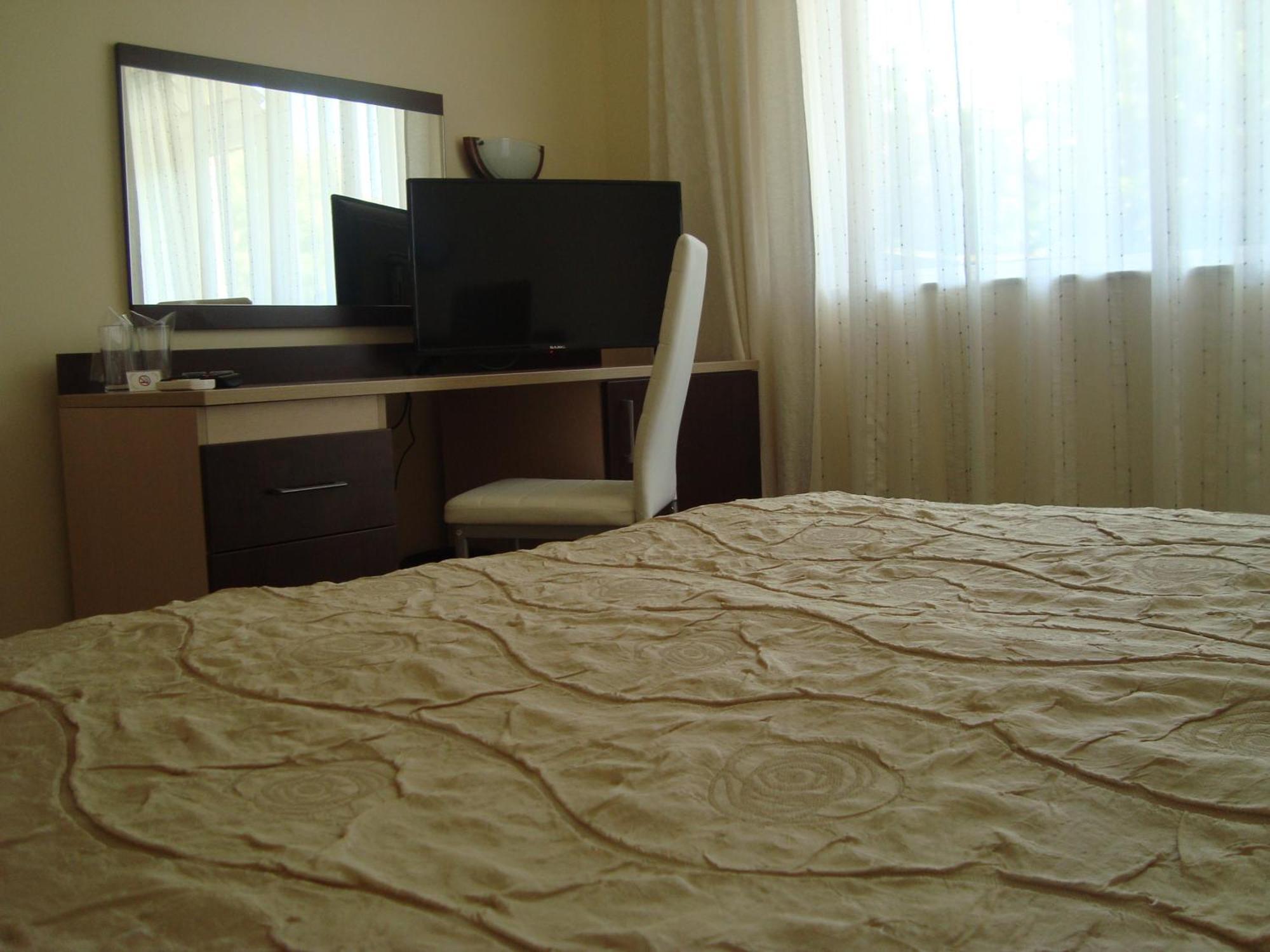 Hotel Astra Равда Экстерьер фото