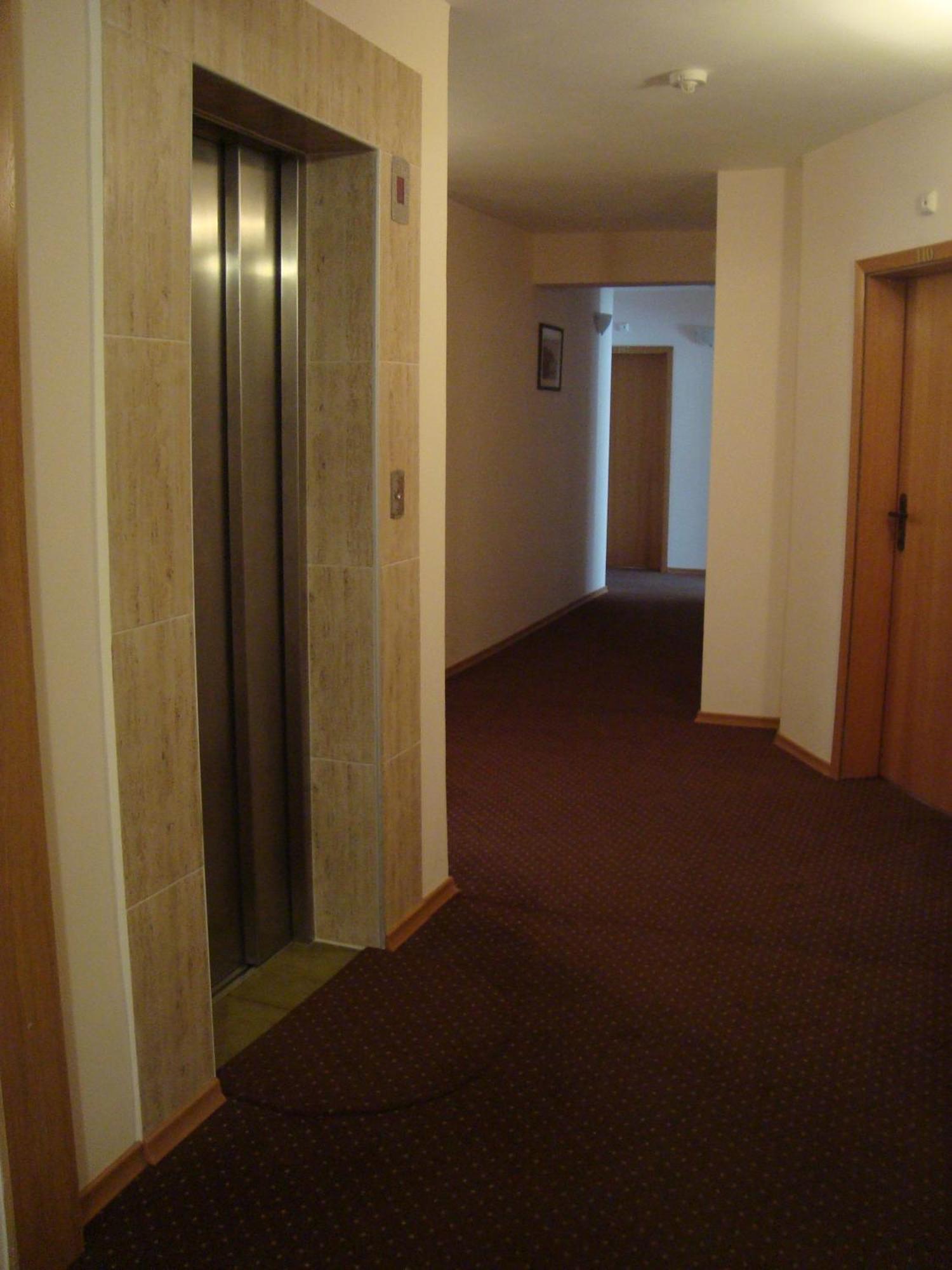 Hotel Astra Равда Экстерьер фото