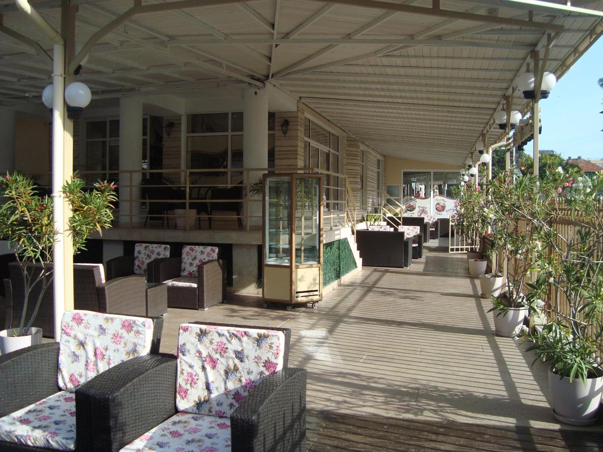 Hotel Astra Равда Экстерьер фото