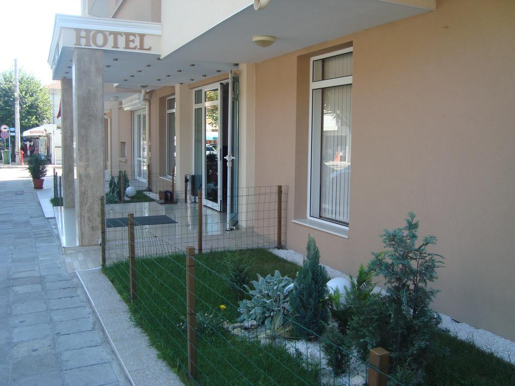 Hotel Astra Равда Экстерьер фото