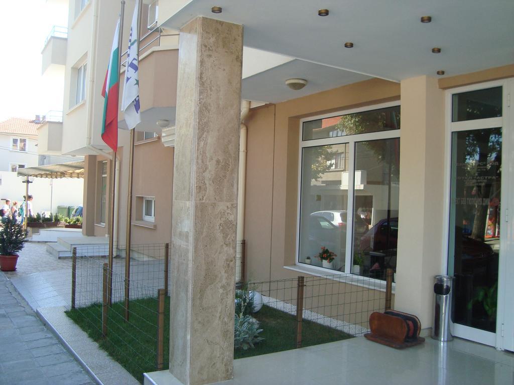 Hotel Astra Равда Экстерьер фото