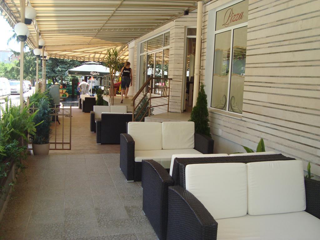Hotel Astra Равда Экстерьер фото
